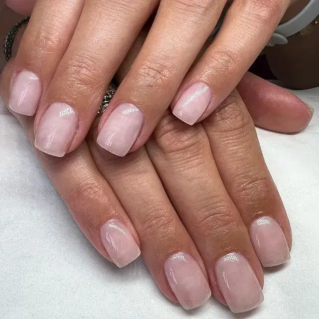 Professionelle Maniküre Zürich - Beauty Carousel Celikovic – Rosa Nägel mit Glanz