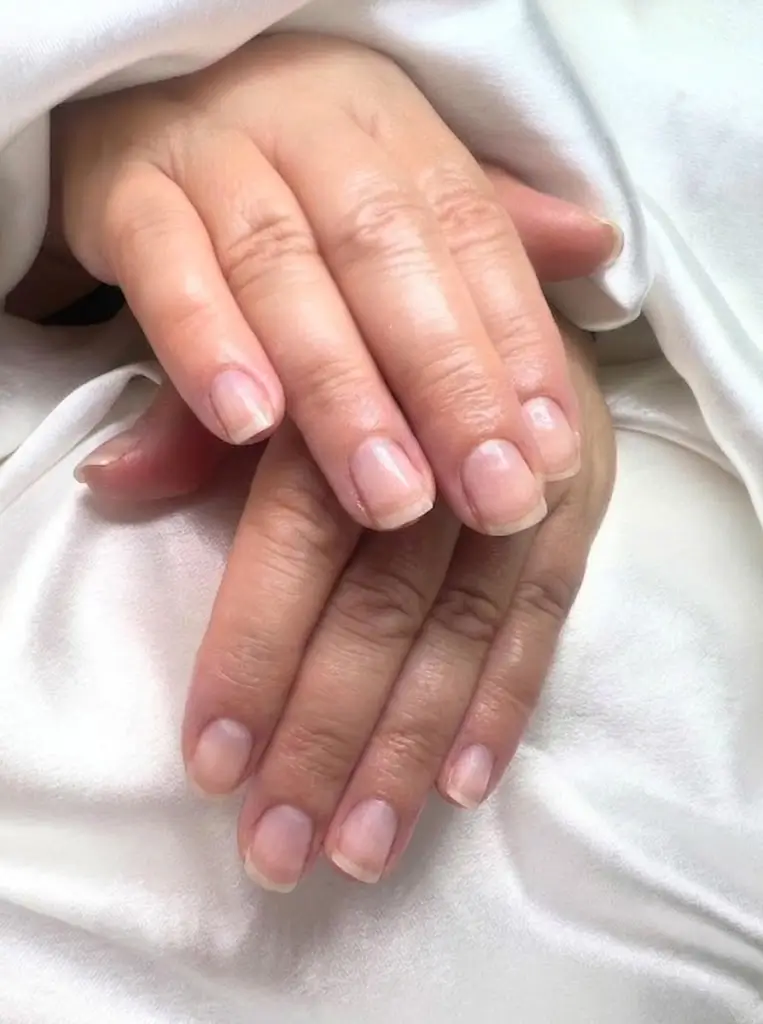 Nagelstudio Zürich - Maniküre vor der Behandlung (beide Hände) - Beauty Carousel Celikovic