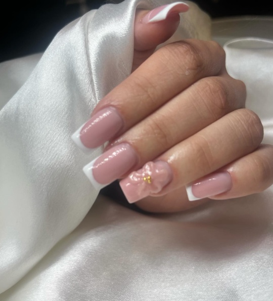 Nagelstudio Zürich - Maniküre nach der Behandlung (linke Hand)- Beauty Carousel Celikovic