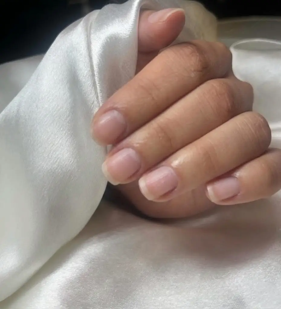 Nagelstudio Zürich - Maniküre vor der Behandlung (linke Hand) - Beauty Carousel Celikovic